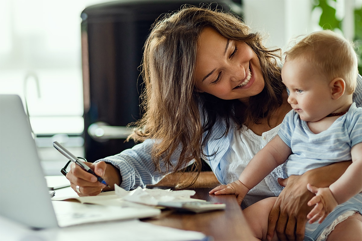 volksbank mittelhessen zukunftsplanerin sehr junge Mutter mit Baby sind entspannt im Homeffice und lachen volksbank mittelhessen zukunftsplanerin sehr junge Mutter mit Baby sind entspannt im Homeffice und lachen