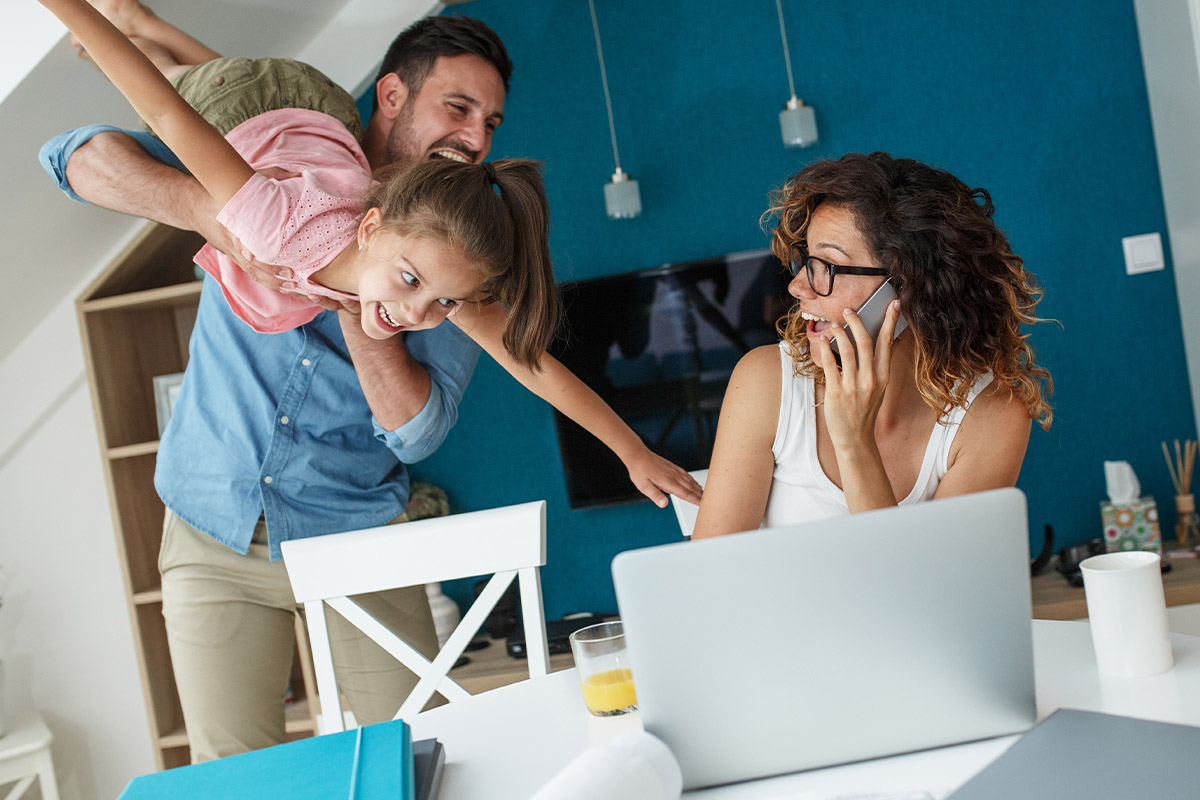 volksbank mittelhessen zukunftsplanerin Homeoffice Mutter arbeitet von zu Hause aus, während ihr Mann und ihre Tochter herum albern